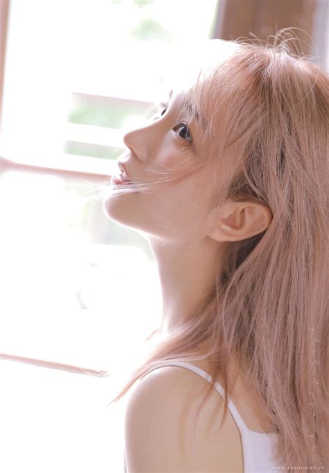 微笑甜美女生侧脸头像