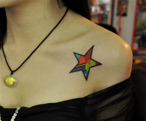 女孩子肩膀处流行精美的彩色五角星纹身图案