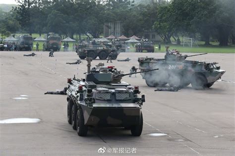 驻香港部队营区开放 市民与武器装备亲密接触 - 中国军网