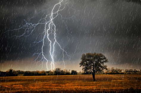 闪电图片-下大雨时的闪电素材-高清图片-摄影照片-寻图免费打包下载