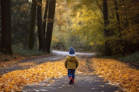 小孩子独自走在人生路上高清图片下载-正版图片600128997-摄图网
