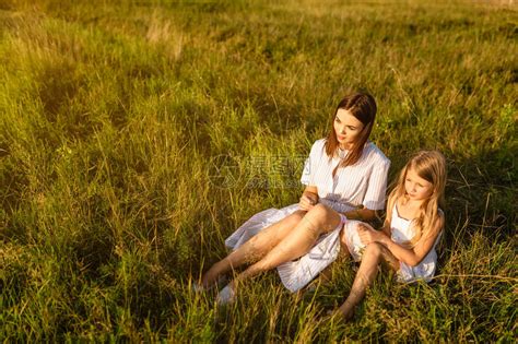 母女坐在绿草地上看夕阳高清图片下载-正版图片505441615-摄图网
