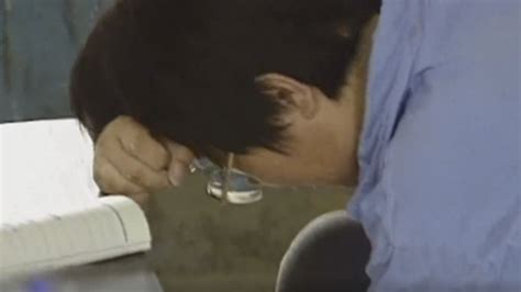 张桂梅在讲台上突然倒下！24年前这段视频刷屏_凤凰网