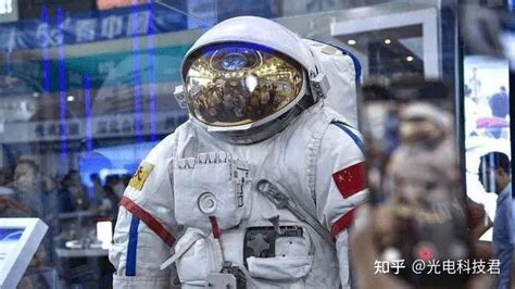 中国女航天员首次太空出舱，这意味着什么？