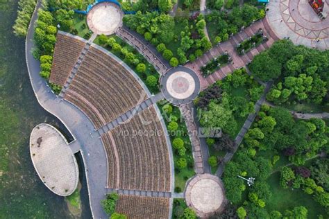 贵州黔西：生态广场 景美如画-人民图片网