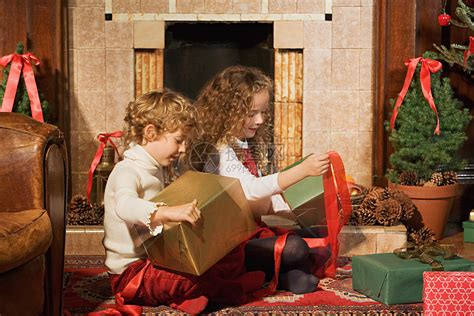 孩子们打开圣诞礼物高清图片下载-正版图片501472629-摄图网