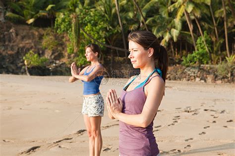 在海滩上练习瑜伽的女人高清图片下载-正版图片501507145-摄图网