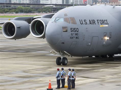美国空军飞机降落台北，这是一次危险的试探|美国空军|降落|美军_新浪新闻