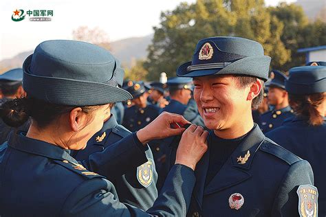 老兵退伍与新兵授衔：一个兵的军旅人生，浓缩在这个特殊的时刻-媒体报道-中华人民共和国退役军人事务部