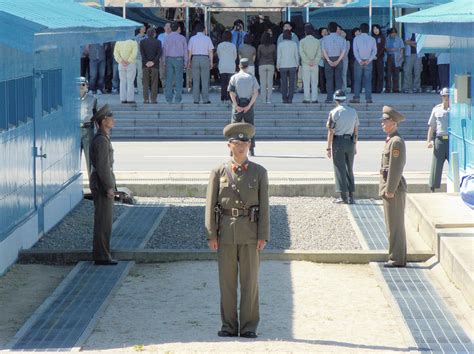 韩媒：一名朝鲜士兵穿过军事分界三八线叛逃至韩国_腾讯网