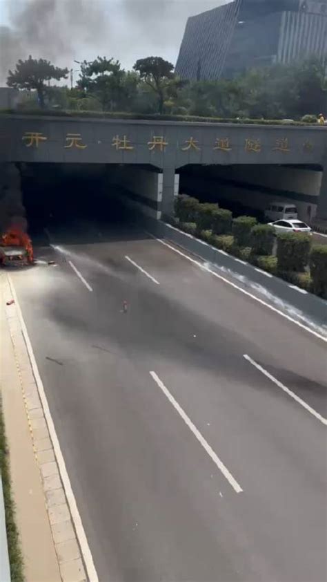 刚刚，王城大道快速路开元·牡丹大道隧道段由南向北方向一车辆起……|快速路|隧道|洛阳市_新浪新闻