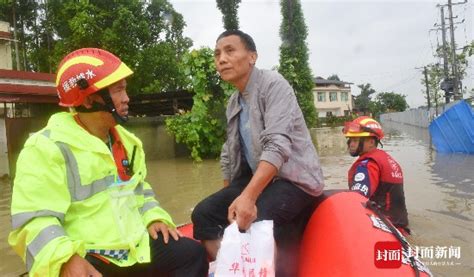 洪水围困村庄老人不愿离家 儿子做好饭搭救援皮划艇给他送去|金堂|救援|队员_新浪新闻