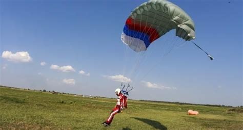 跳伞运动员图片-跳伞的运动员在空中素材-高清图片-摄影照片-寻图免费打包下载