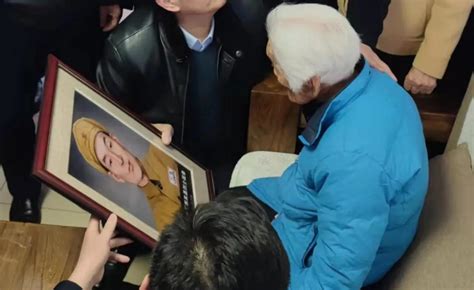 这一眼等了74年！109岁妈妈一眼认出烈士儿子画像 - 世相 - 新湖南