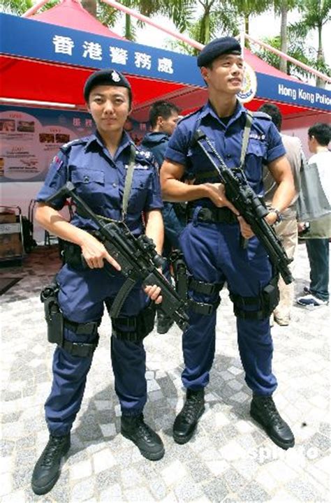 图文：香港刑警队警员全副武装展风采_新闻中心_新浪网