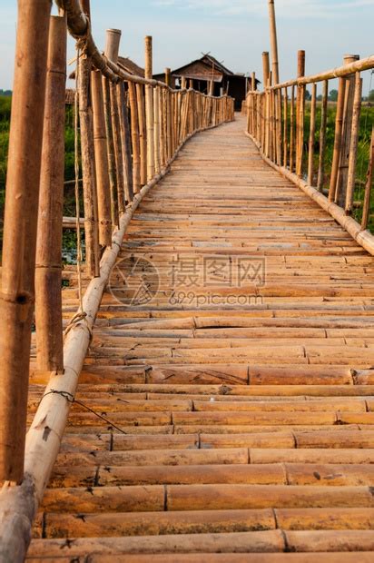 南康河上的竹桥，在老挝琅勃拉邦与湄公河交汇处。高清摄影大图-千库网