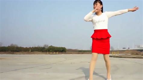 最新32步广场舞《对你爱不够》舞步简单又好看，不信你也试试！_腾讯视频