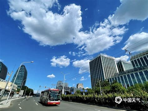 北京天空再现“超级蓝”白云作画姿态万千-图片频道