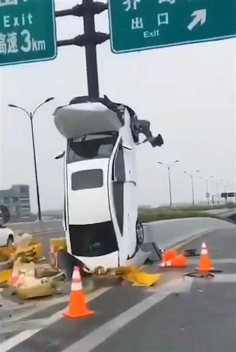 高架上轿车垂直开上交通标志杆 这个车祸刷屏了(含视频)_手机新浪网