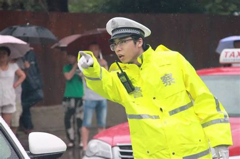 身着雨豹复合布警察服的铁西交警大队，雨中温暖全城人(组图)-特种装备网