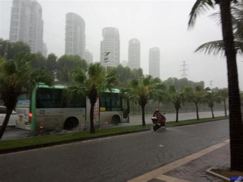 暴雨中，湛江人开车涉水去上班，溅起水花两尺多高
