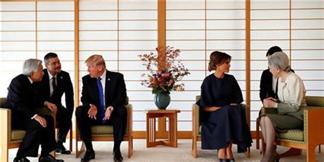 特朗普会见日本天皇夫妇不鞠躬 握手点头拍手臂_手机新浪网