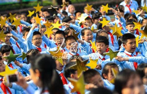 浙江温州：“红领巾”庆祝少先队建队节-人民图片网