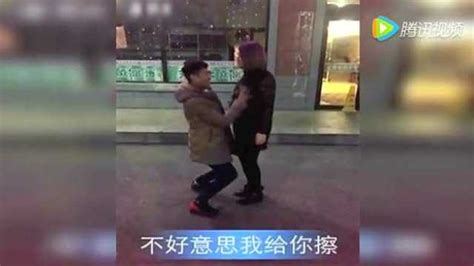 为什么男生喜欢摸女生头发，男生摸女生头代表什么含义_可可情感网