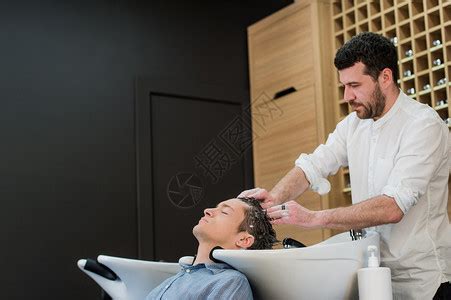 理发店洗头的女性顾客高清图片下载-正版图片502380213-摄图网