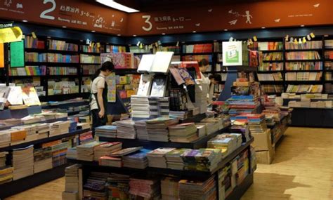 财经十三叔：书店遭遇寒冬，而它却能年入千亿，新华书店是如何做到的？_联商专栏