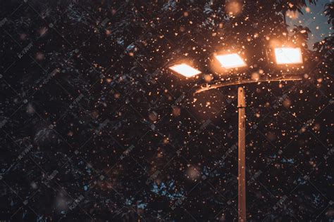 冬天夜晚路灯街道下雪摄影图配图高清摄影大图-千库网