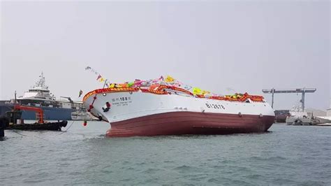 台湾700吨远洋新渔船刚下水就发生严重倾斜，船身一度贴近水面