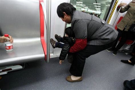 杭州地铁1号线免费试乘 小孩在车厢内小便(图)|免费试乘|文明乘车|杭州地铁_新浪新闻