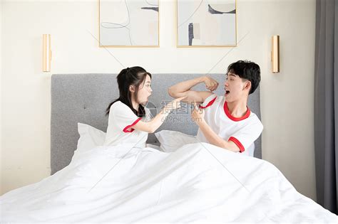 情侣床照图片