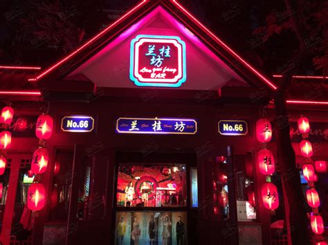 2024沿途的锦江夜景。传说中的兰桂坊，它不是指一家酒吧，是一条街全是酒吧，就是酒吧街区。夜店的灯光相当绚丽_兰桂坊成都-评论-去哪儿攻略