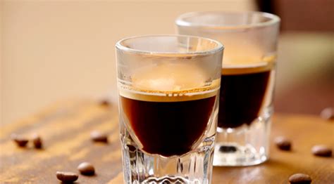 美味的咖啡图片-咖啡豆上的浓缩咖啡素材-高清图片-摄影照片-寻图免费打包下载