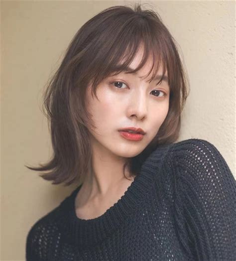 短发温柔大脸女生头像