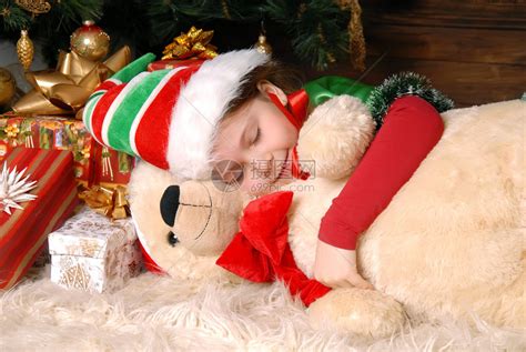女孩圣诞精灵睡在firrit的树下拥高清图片下载-正版图片503293003-摄图网