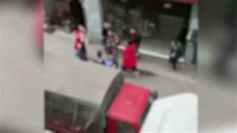 重庆一女子当街掌掴多个“红领巾”，知情人：警方已介入_凤凰网视频_凤凰网