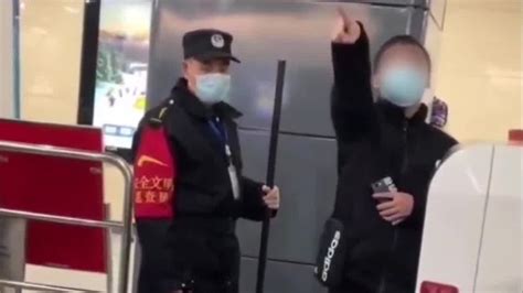 男子拒过安检称看不起外地人 成都地铁回应_凤凰网视频_凤凰网