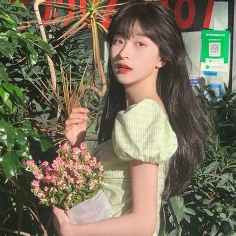 甜美女生拿花头像动漫