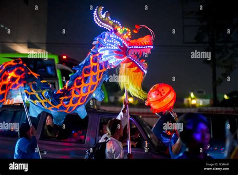 Dragon dance in Chinese new year parade Stock Photo - Alamy