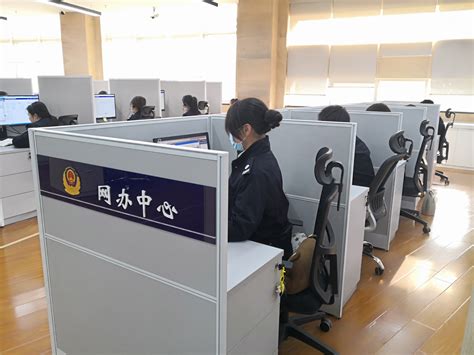 据了解，武汉市公安局交管局车管所驾管科共有工作人员40余人，其中女同志占比76%，是该所的一支“娘子军”。