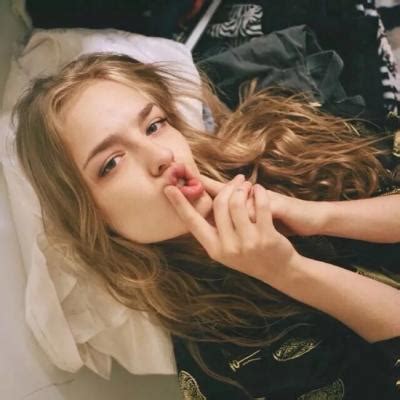 温柔女生头像外国女孩