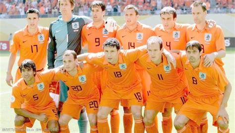 14年世界杯荷兰阵容(荷兰队史10大射手：范尼第7，罗本第5)