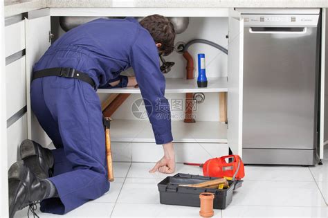 修理厨房水槽的水管工高清图片下载-正版图片502863412-摄图网