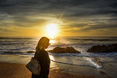 海边的孤独美女人物背影 - 免费可商用图片 - CC0素材网