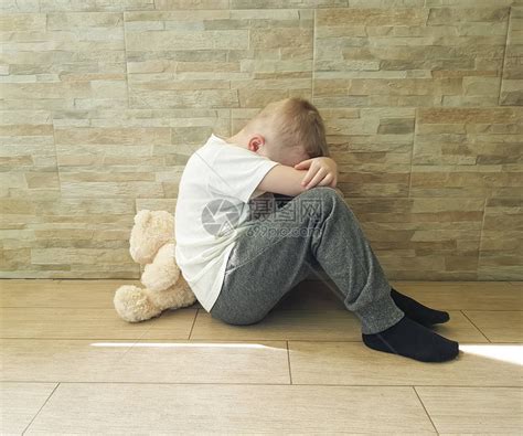 可怜的小男孩坐在地上带着泰高清图片下载-正版图片505236782-摄图网