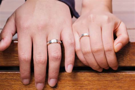 男人戒指的戴法及意义 - 中国婚博会官网