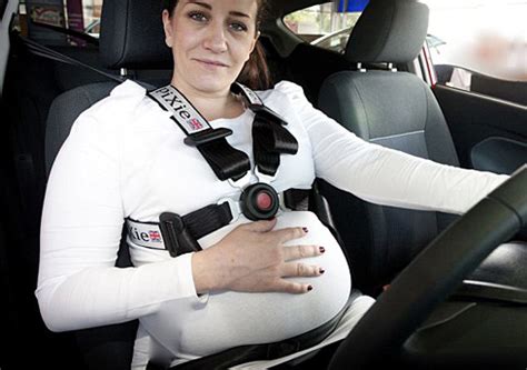 给坐在车上的孕妇汽车安全带产品，让准妈妈能够享受到更安全的待遇-优概念
